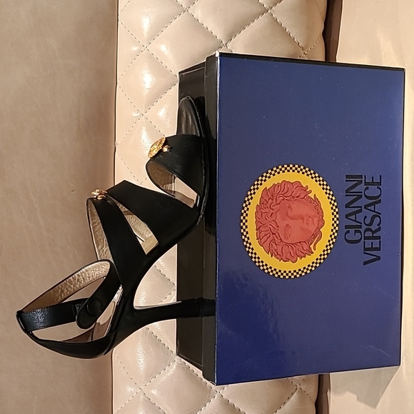 GIANNI VERSACE leather sandals with gold accessories and ankle strap. Size 40 - Picture 11 of 14
